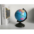 Petit globe de tirelire avec carte du monde bleu